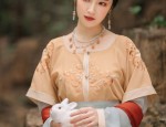 The Story of a Joyful Mother-in-Laws Wedding Banquet and the Mosaic Skirt of Tradition