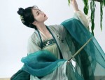 Short-Style Cheongsam Revelry in Nightclubs:A Glamor of Traditional Elegance