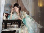 The Rise of Traditional Chinese Dress among Junior Schoolgirls:The Tang Suit and Hanfu Fashion
