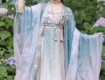 The 14-Year-Olds Journey into the World of Traditional Hanfu Fashion:A Taste of Ancient Charm