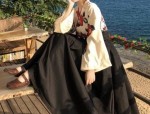 Styling a Horseface Skirt with a Winter-Autumn Top:A Fashion Guide