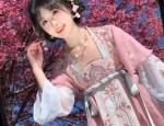 The Significance of Yellow Cheongsam in the Context of College Entrance Examination