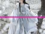 Elegant Summer in a White Hanfu Costume:A Tale of a Womans Grace