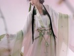 Elegant Girl in Traditional Chinese Fashion:The Rise of High-End Hanfu for Young Girls