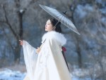 The Elegant Combination of a Horseface Skirt with a High-End Top