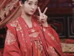Maternal-Child Harmony in Traditional Hanfu Fashion:A Tale of a Mother-Daughter Duo