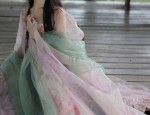 Maternal-Daughter Fashion:The Rise of Hanfu Dress in the World of Traditional Beauty and Grace