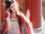 Encountering the Divine Deer:A Journey into the World of Hanfu with Jingle Bells