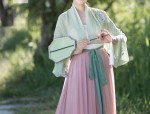 Graduation Photos with Plumed Horse Skirt:A Cultural Celebration