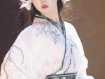 Blue and White Porcelain:The Elegance of a Hanfu Woman