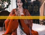 Elegant Fan Dance:The Cultural Fusion of Traditional Chinese Fan and Horseface Skirt