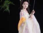 Fashionistas’Showcase:The Splendor of Horseface Skirt in a Catwalk Glamour