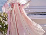 Modernizing the Cheongsam:A Youthful,White Style for Teen Girls