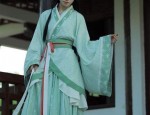 Enchanting and Dominating:The Allure of the Waist-Length Hanfu for the Super-Chic Woman