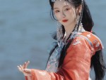 Elegant Girl in Traditional Chinese Fashion:The Rise of High-End Hanfu for Young Girls