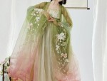 Green Hanfu Elegance:A Summer Tale of a Green-Clad Woman