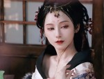 Maternal-Child Harmony in Traditional Hanfu Fashion:A Tale of a Mother-Daughter Duo
