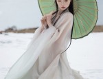 Winter Cheongsam for Young Girls:A Traditional Salutation Outfit for Chinese New Year