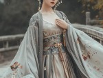 Stylish and Elegant:The Art of Wearing a Traditional Cheongsam for a Joyful Mother-in-Law