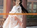 The Journey of a 10-Year-Old Hanfu Girl in Grade Four