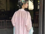 Styling a Horseface Skirt with Tops for a Slimming Look