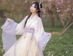 Reinventing Yellow Cheongsam:Modern Chinese Fashion with Traditional Charm