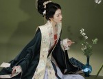 Embracing the Summer:The Anticipation of a Cheongsam-Clad Lady