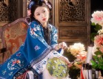 Modernizing the Cheongsam:A Youthful,White Style for Teen Girls