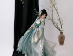 Hanfu Fortune Bag and Aircraft Box:A Blend of Tradition and Modernity