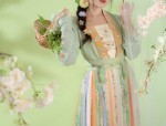 Celebrating the Cheerful Charm of Qipao:The Art of Traditional Chinese Dress