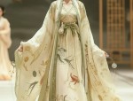 Modernizing the Cheongsam:A Youthful,White Style for Teen Girls