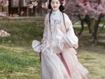 The Classic Dance of Cheongsam:Embodying the Essence of Traditional Chinese Beauty