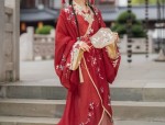 The Simple Joy of Song-Era Hanfu:A Journey into the Essence of Qinghuan