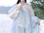 The Enchanting Beauty of Hanfu Headdress:Childrens Wiggling Steps with Traditional Hair Ornament