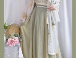 Summer in a Splendor:The Revival of Hanfu Kuxin 汉服裙裤)in Modern Times