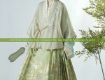 The Charms of Vintage Black Cheongsam:A Traditional Elegance