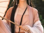 Reimagining the Cheongsam with Enhanced Cloud Silk:Innovations in Traditional Chinese Fashion