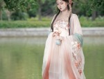 The Splendor of Hanfu:The Mianqun Skirt and Hair Accessories
