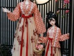 Evening in Maple Forest:The Revival of Hanfu Chinese Traditional Clothing)