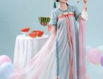 White Splendor:The Splendid Charm of Hanfu in Modern Times