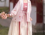 Elegant Girl in Traditional Chinese Fashion:The Rise of High-End Hanfu for Young Girls