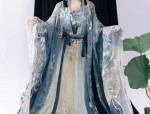 Spring Greeting:The Cultural Significance of Horseface Skirt