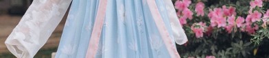 Embracing the Girlish Charm of Qipao:The Revival of Traditional Elegance