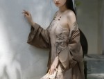 The Chic and Modern Tangzhuang Women:Embracing Traditional Elegance with a Modern Twist