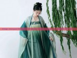 Embroidery on Traditional Hanfu Shoes:A Womans Fashionable Journey