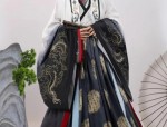 Earrings as a Stylish Accessory for the Horseface Skirt:A Closer Look