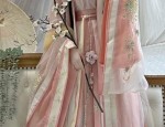 Elegant and Unique:The Allure of Shanhe Style in the Attire of Wen Kexings Character