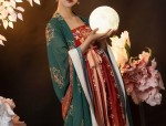 Commuting in Hanfu Fashion:A New Trend in Urban Work Life