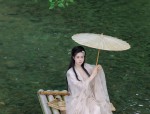 Little Girl in a Splendid Hanfu Headdress:The Charm of Traditional Chinese Costume