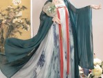 The Allure of Traditional Hanfu in Summer:The Cross-Over Style